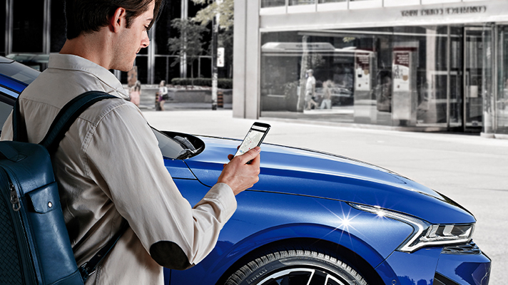 핸드폰 화면을 보고 있는 남성