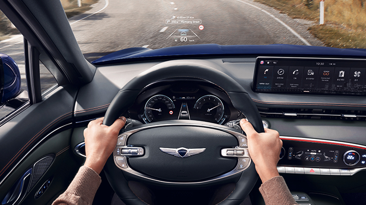 제네시스 운전대를 잡고 있는 운전자의 손