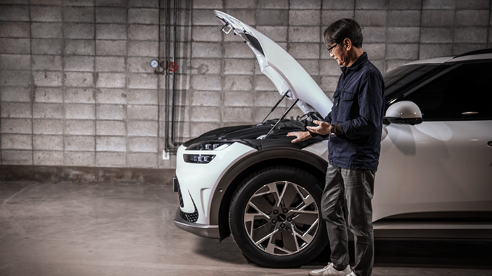 인터뷰 중인 조성우 책임연구원