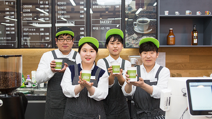 커피컵을 들고 있는 바리스타들의 모습