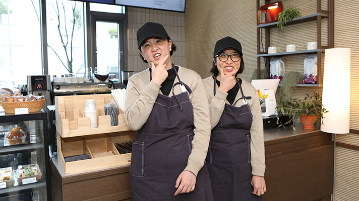 브이라인 포즈를 취하고 있는 바리스타들의 모습