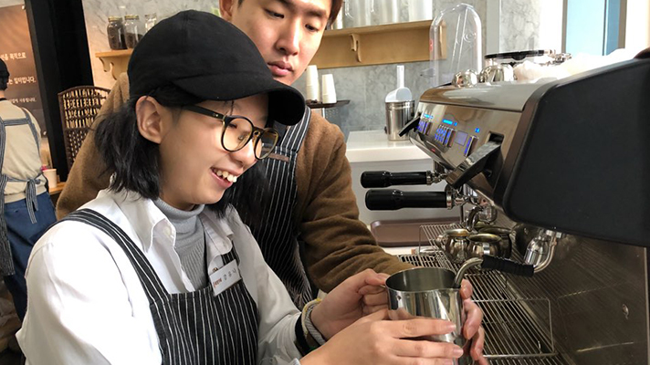 교육을 받고 있는 신입 바리스타의 모습