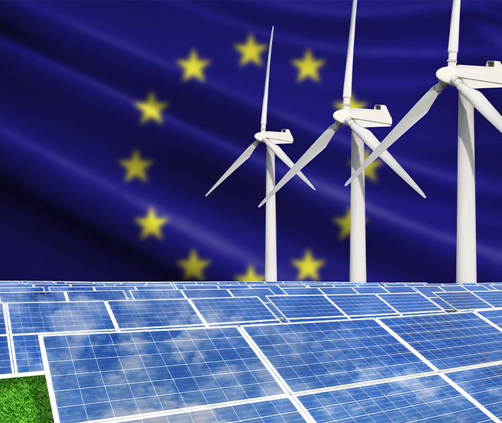 유럽 국기 배경을 뒤로한 풍력 발전 및 태양열