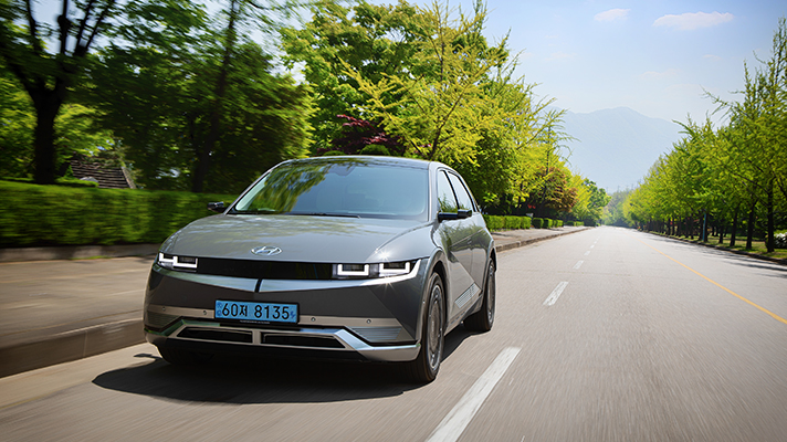 도로를 달리는 현대자동차 아이오닉 5 정면 모습