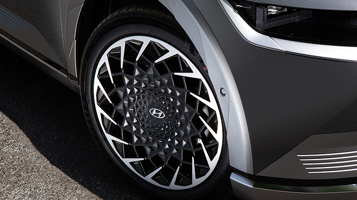 타이어가 포커스된 현대자동차 아이오닉 5 모습