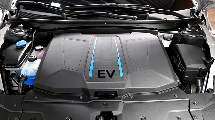 엔진이 포커스된 현대자동차 아이오닉 5 모습