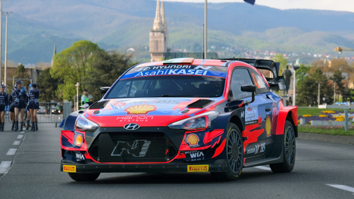 출발을 준비하는 현대 i20 쿠페 WRC의 모습
