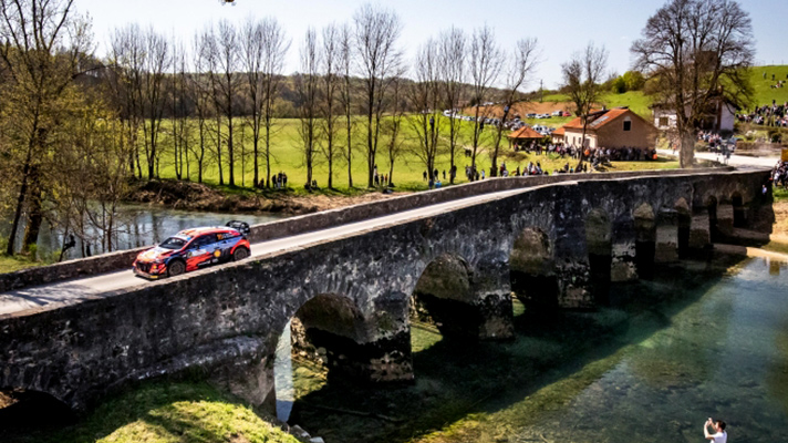 Hyundai i20 Coupe WRC crossing the bridge