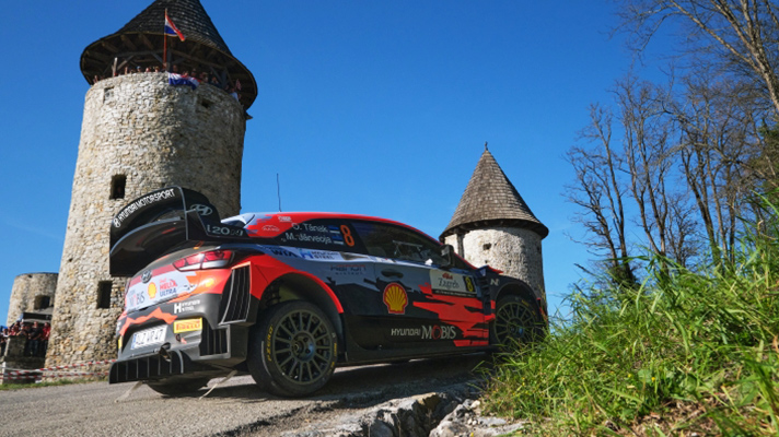 Hyundai i20 Coupe WRC driving in front of a castle in Croatia