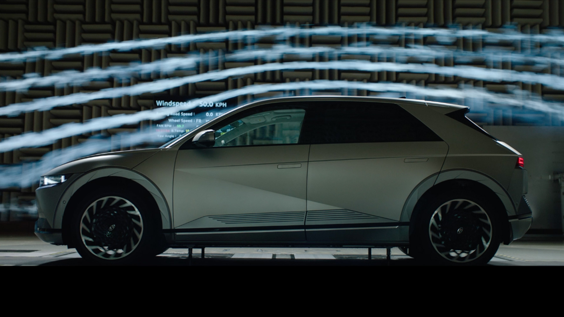 어두운 배경의 현대자동차 아이오닉 5 측면