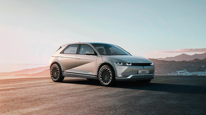 노을배경의 현대자동차 아이오닉 5 측면 앵글 뷰