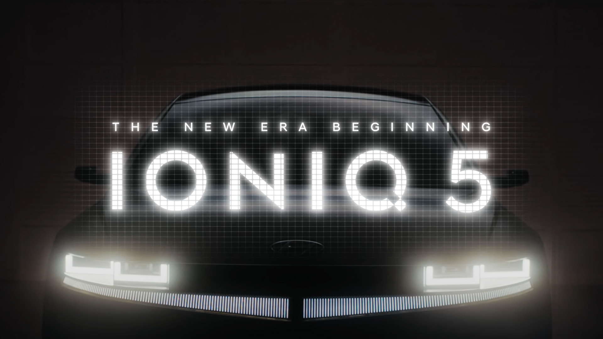 헤드램프가 켜진 현대자동차 아이오닉 5