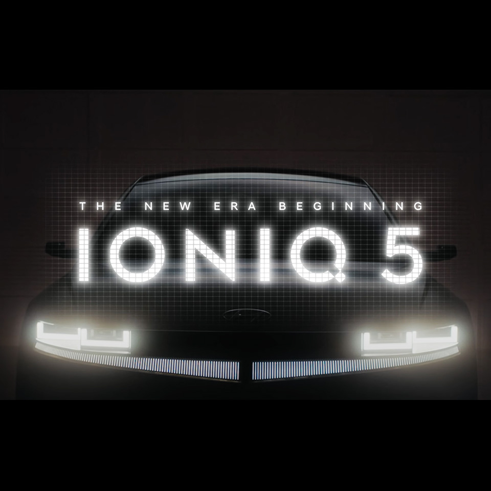 헤드램프가 켜진 현대자동차 아이오닉 5