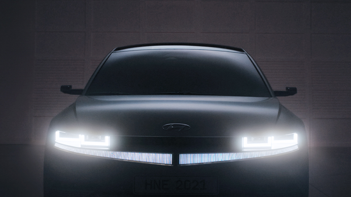 헤드램프가 켜진 현대자동차 아이오닉 5