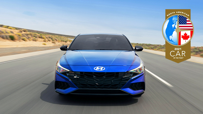 도로를 주행중인 파란색 아반떼의 정면 모습 North American 2021 CAR