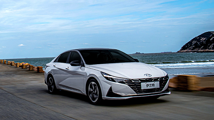 주행중인 흰색 중국형 아반떼의 모습