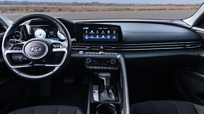 아반떼 대시보드 센터페시아 스티어링 휠 인포테인먼트 시스템의 모습