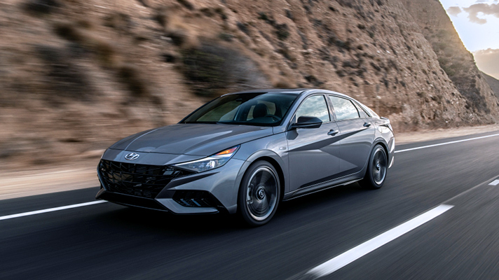 도로를 주행중인 아반떼 N 라인