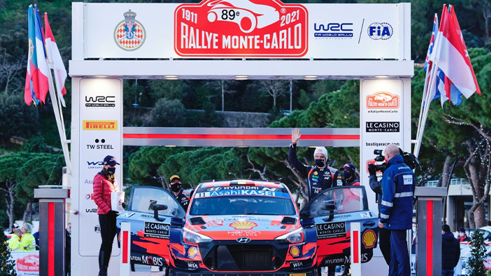 Thierry Neuville and co-driver Wydaeghe on podium