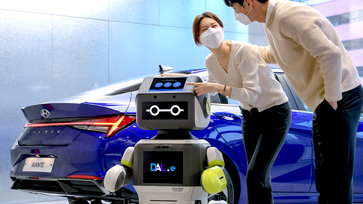 Hyundai service robot DAL-e in front of Elantra