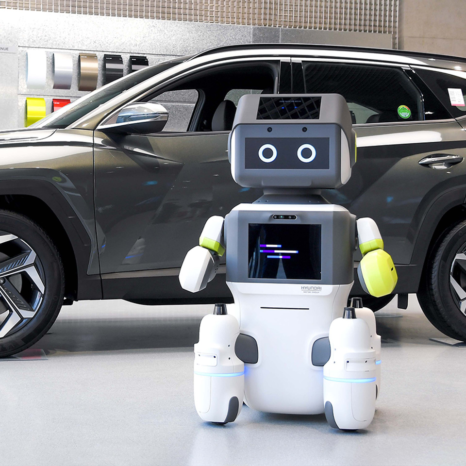 Hyundai Santa Fe and service robot DAL-e