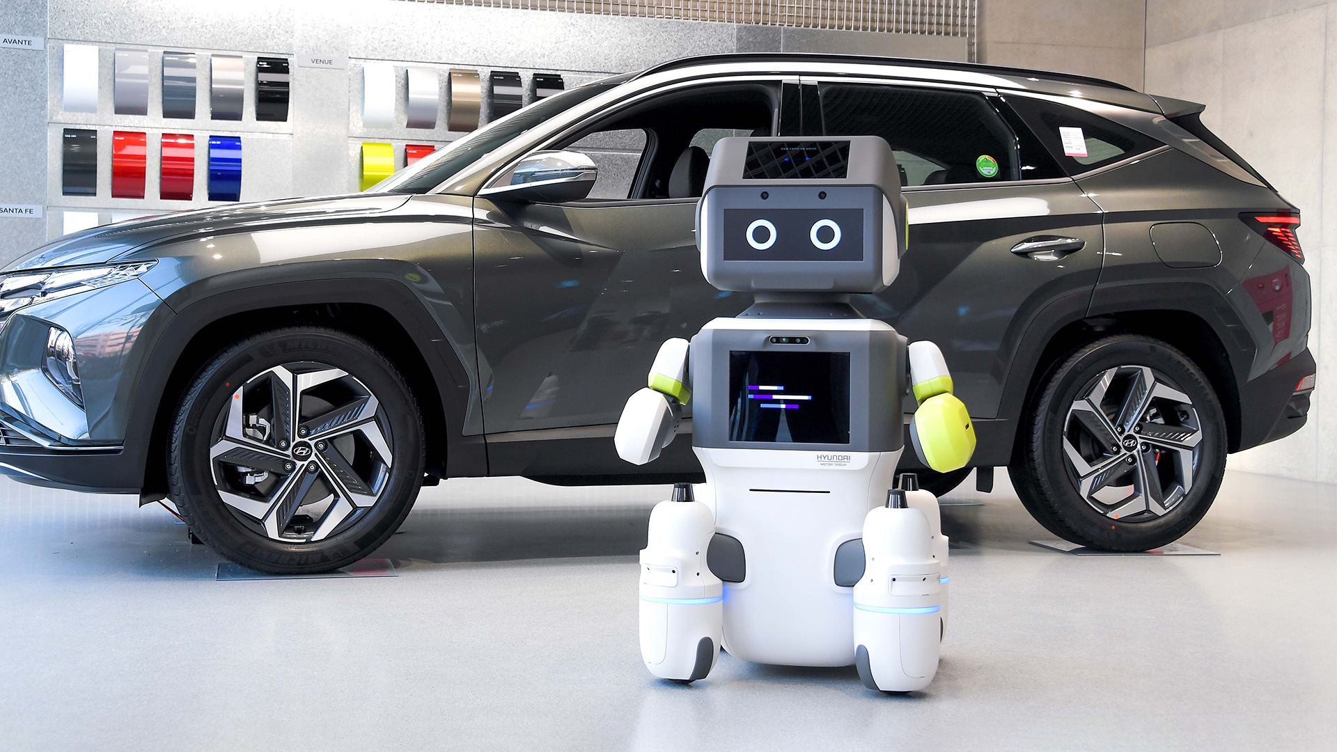 Hyundai Santa Fe and service robot DAL-e