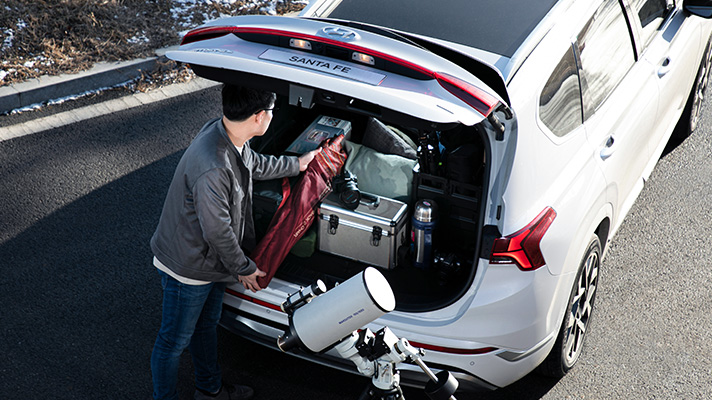 싼타페 트렁크에서 촬영 장비를 꺼내는 모습