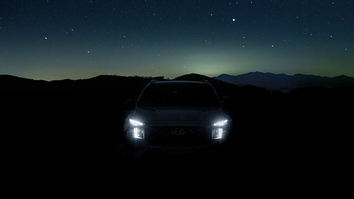 여명을 배경으로 한 싼타페의 앞모습