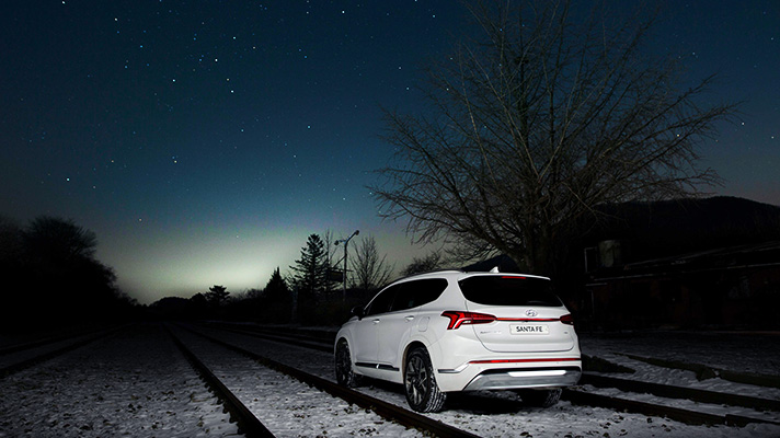 여명을 배경으로 한 싼타페의 뒷모습