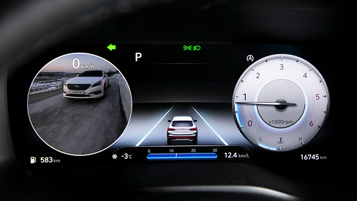 Blind spot view and digital instrument cluster of Hyundai Santa Fe