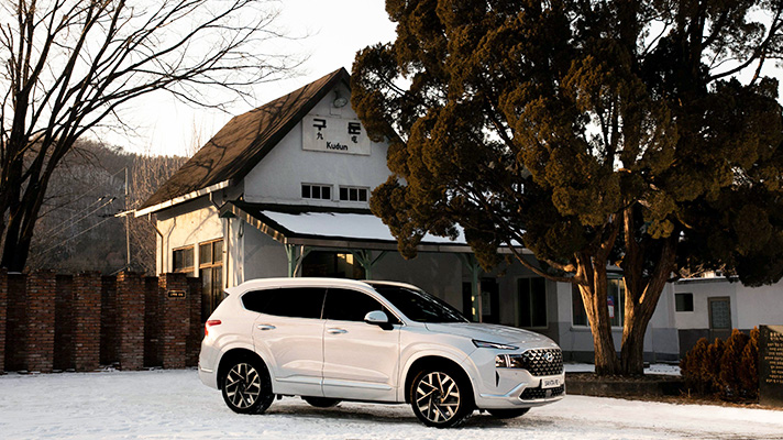 White Hyundai Santa Fe in front of Kudun train station