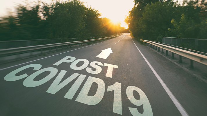 도로에 Post Covid19가 그려진 모습