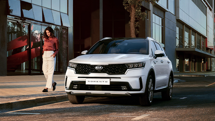 보도 옆 길가에 주차된 흰색 쏘렌토