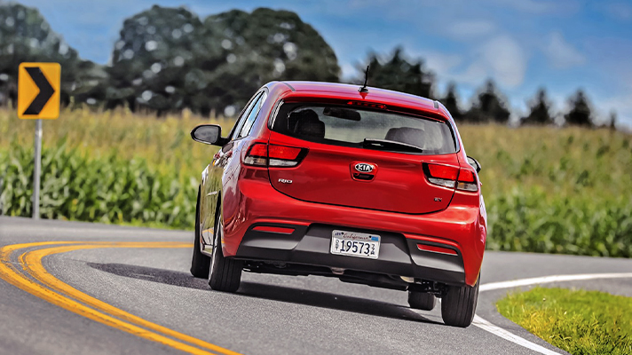 도로를 주행중인 기아 리오의 뒷모습