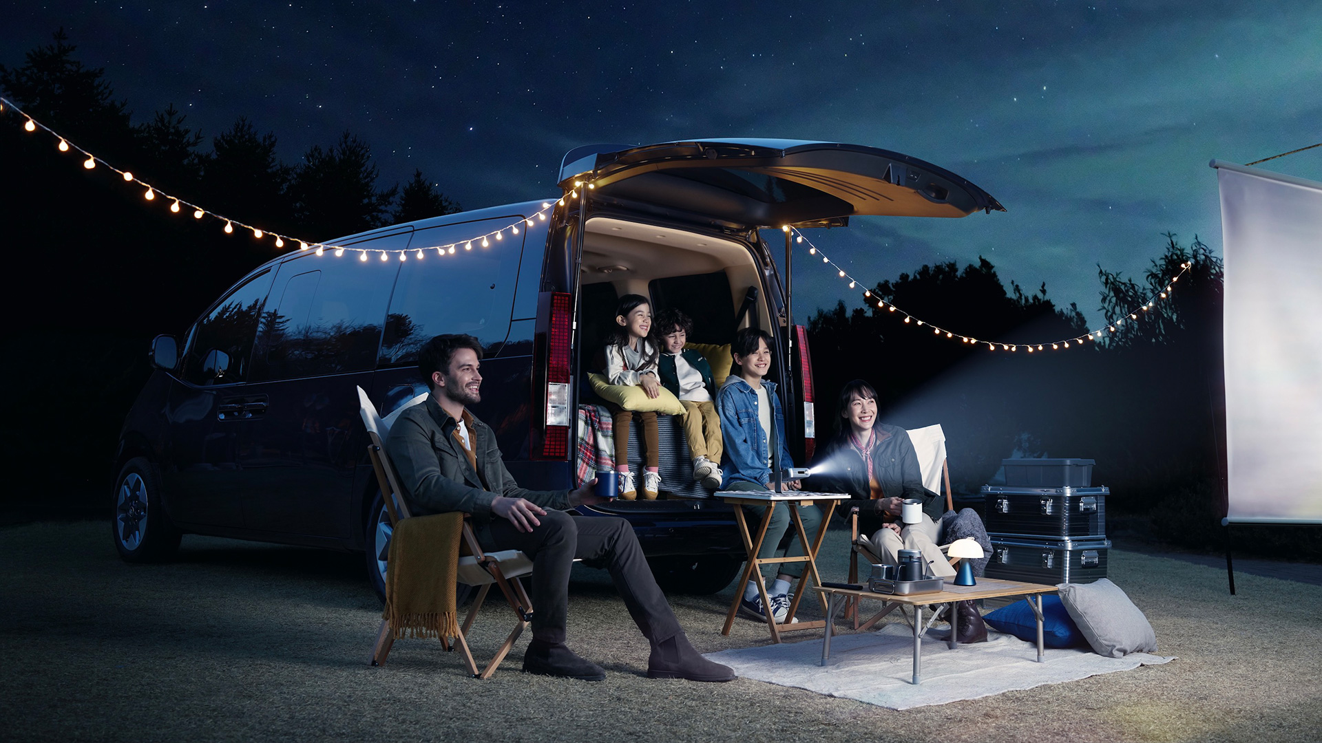 현대자동차 스타리아를 차박으로 활용하여 캠핑을 즐기는 가족 모습