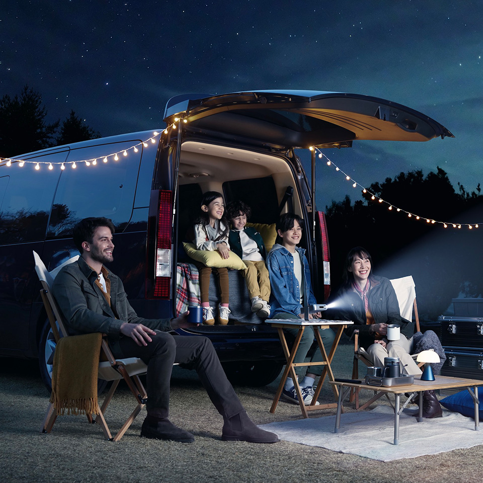 현대자동차 스타리아를 차박으로 활용하여 캠핑을 즐기는 가족 모습