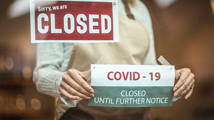 코로나 19로 업무종료사인을 게시하는 모습