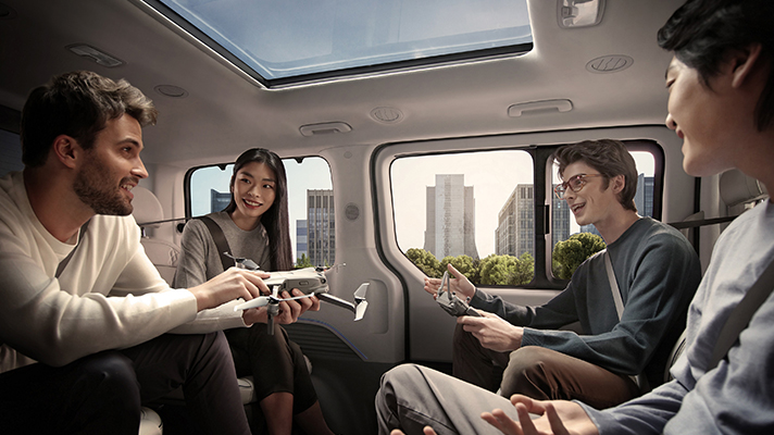 자동차 안에서 이야기를 나누는 사람들 모습