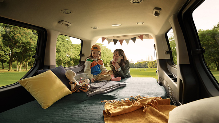 풀 플랫 시트로 변경한 현대자동차 스타리아 뒷 좌석에서 아이와 엄마가 즐거워하는 모습