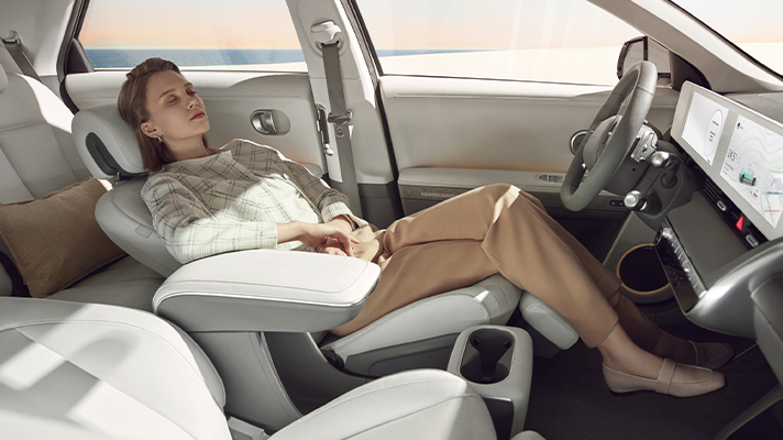 현대자동차 아이오닉 5 운전석을 젖히고 누워 휴식을 취하는 모습
