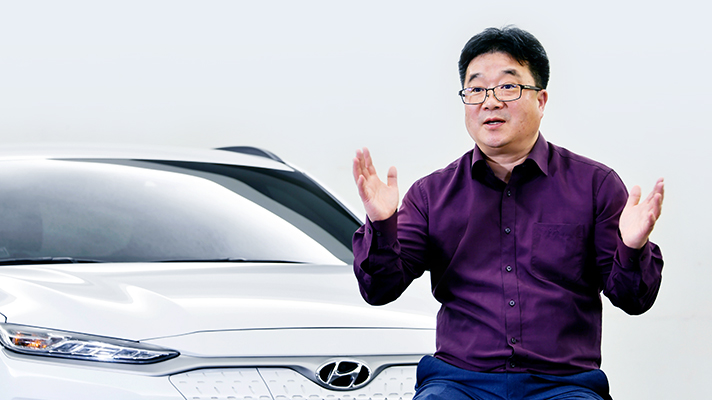 Kim Jae-yeon explaining technology in front of Hyundai Motor