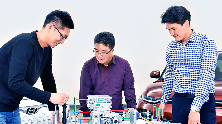 Researchers demonstrating heat pump technology
