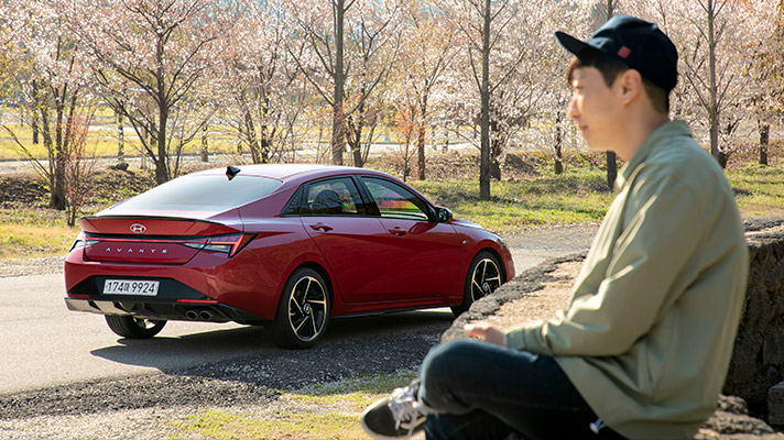 Yoon Hyun-soo looking at the Hyundai Avante N line