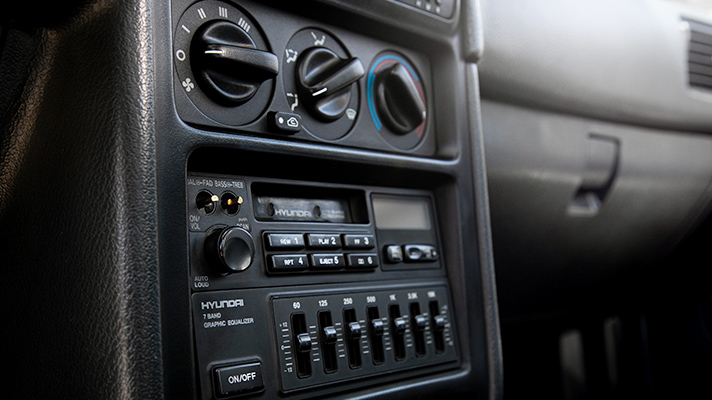 Focused view of Hyundai Elantra centerfascia