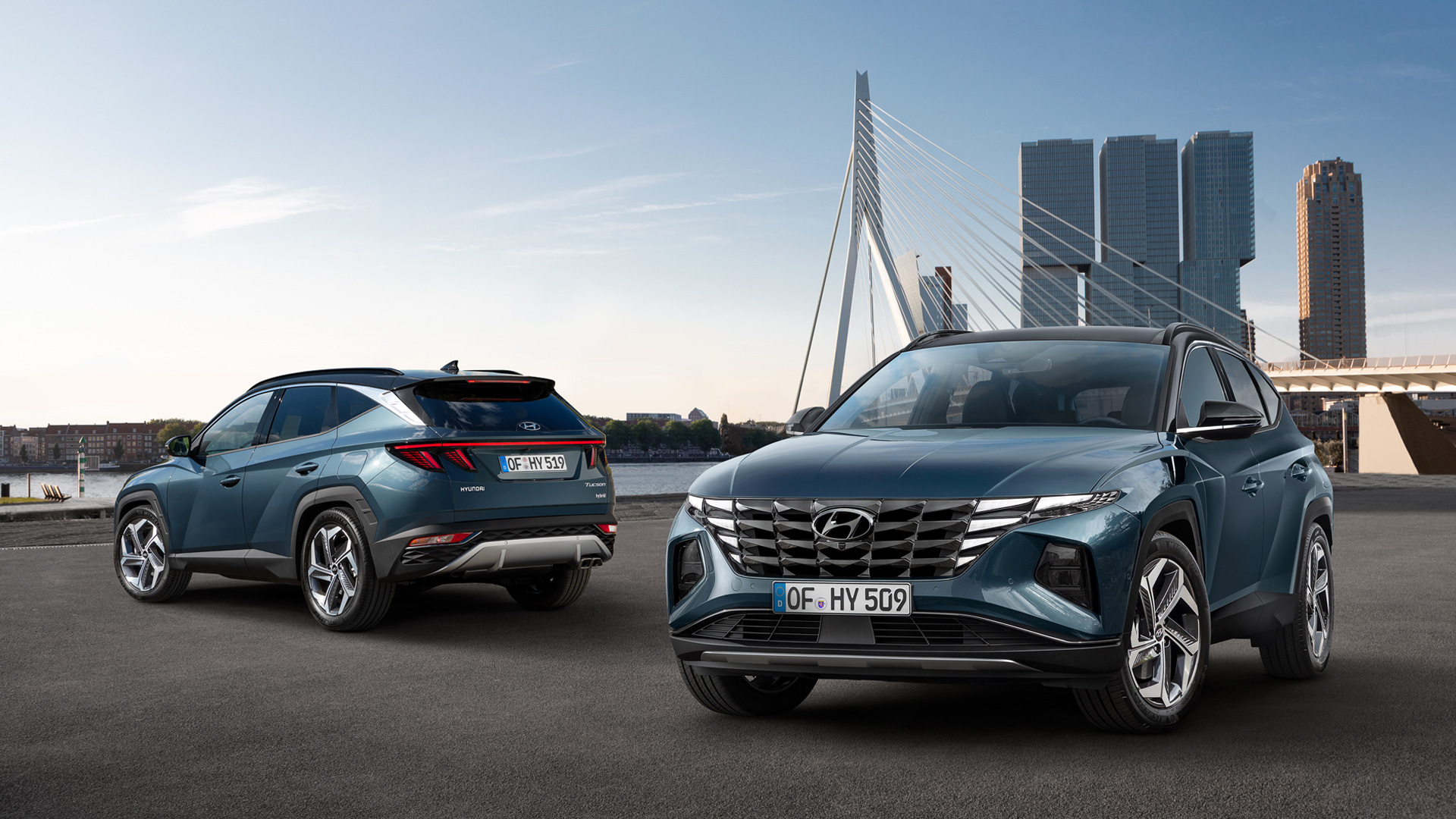 다리 배경의 현대자동차 투싼