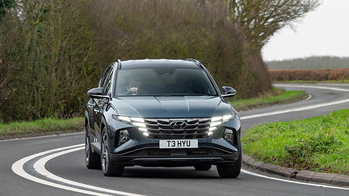 코너링을 하는 현대자동차 투싼