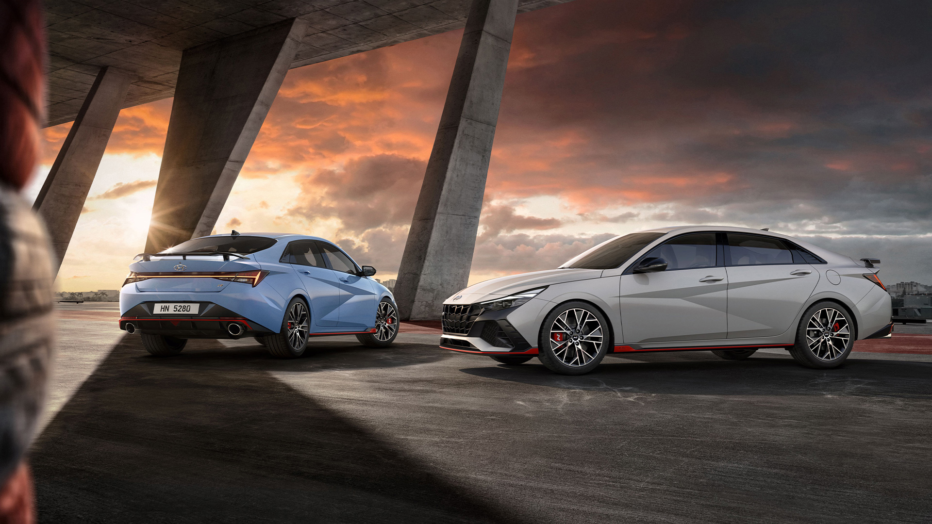 노을을 배경으로 서 있는 현대자동차 아반떼 N