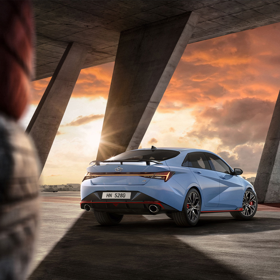 노을을 배경으로 서 있는 현대자동차 아반떼 N