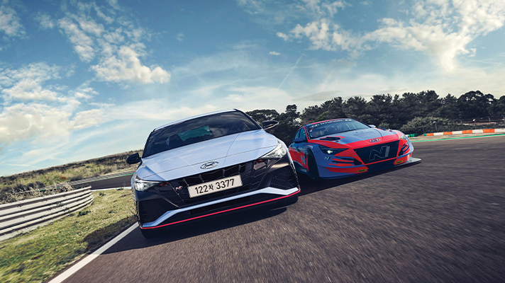 나란히 달리는 현대자동차 아반떼 N과 TCR 레이스카