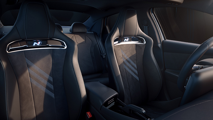 현대자동차 아반떼 N 앞좌석 인테리어